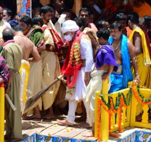 Chhera Pahanra : Rath Yatra. This photo not only shows the culture but also shows the rituals of the hindus.