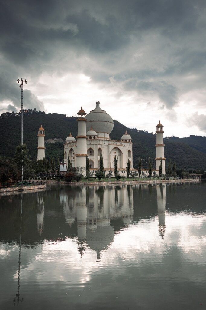 Histoy of Taj Mahal : The structure of Love