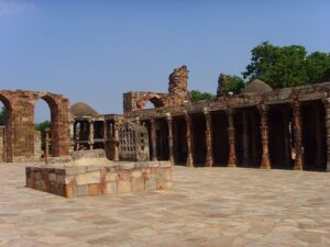 image of quwwat-ul-islam-mosque. In fact, it is one of the oldest mosque in India